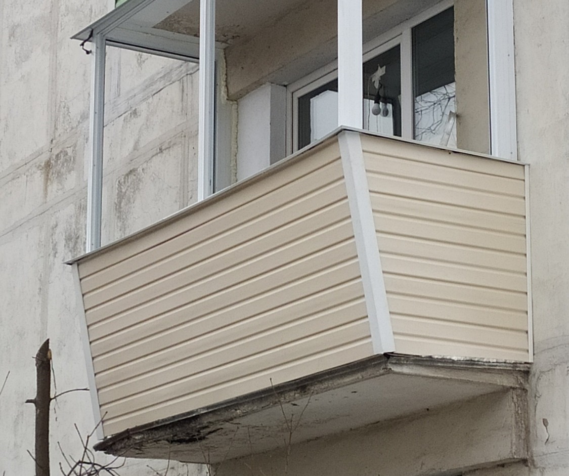 Алюминиевый балкон с выносом и сайдингом