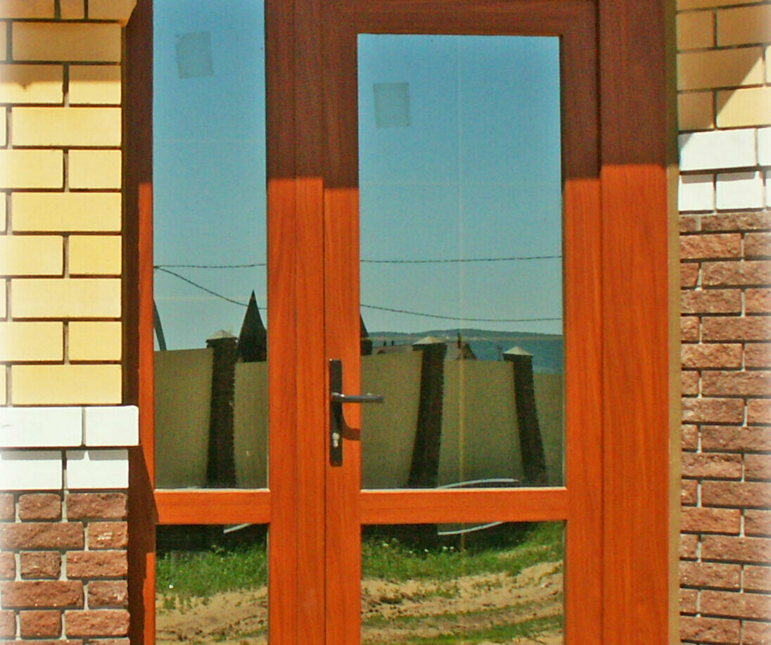 Двери мелке с зеркальной поверхностью